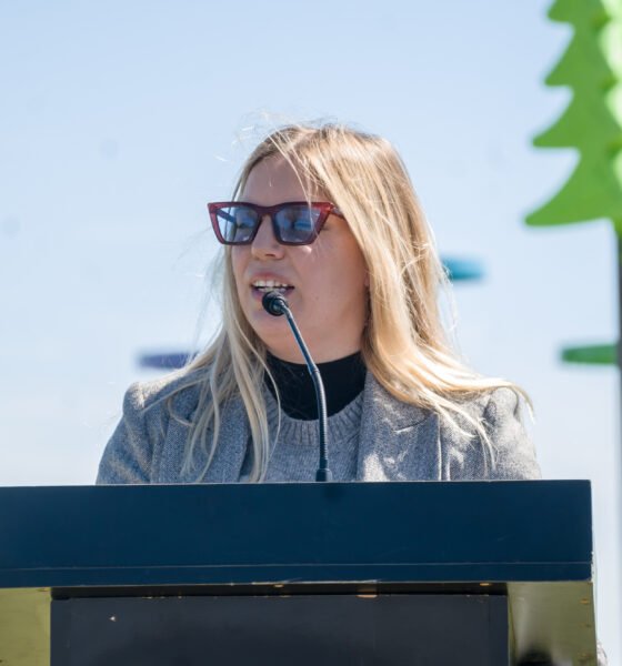 La localidad de Tres Picos ya disfruta de su nueva plaza ‘El Vagón’