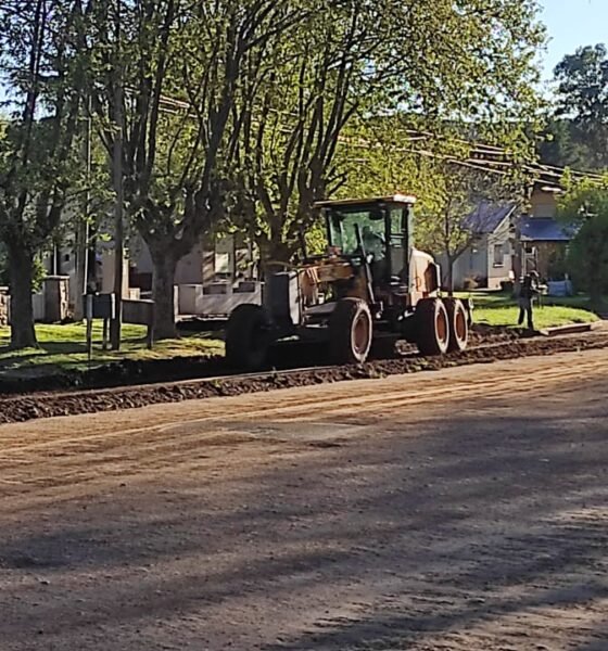 El Municipio de Tornquist puso en marcha la construcción de cordón cuneta en Av. Sarmiento de Sierra de la Ventana