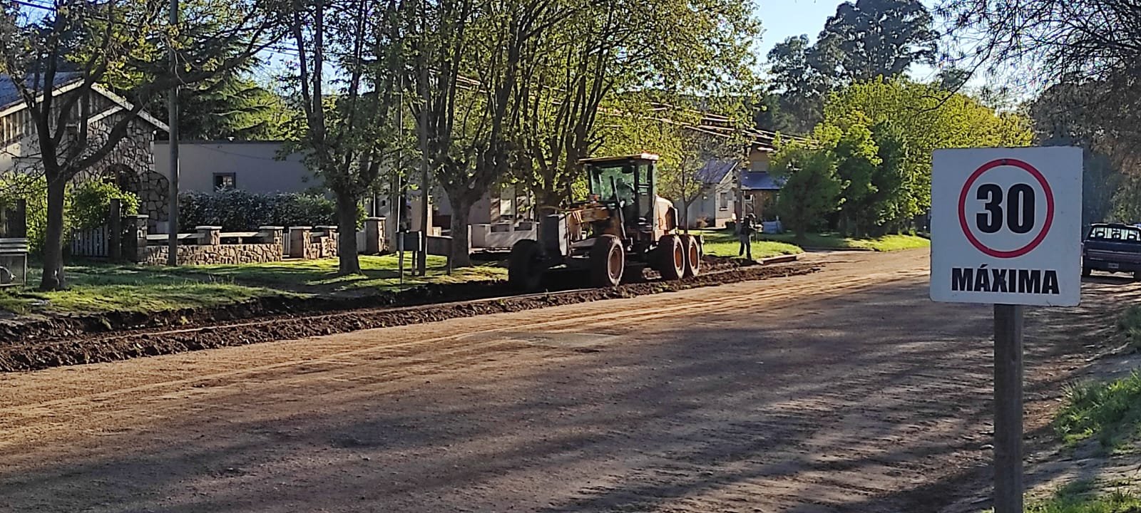 El Municipio de Tornquist puso en marcha la construcción de cordón cuneta en Av. Sarmiento de Sierra de la Ventana
